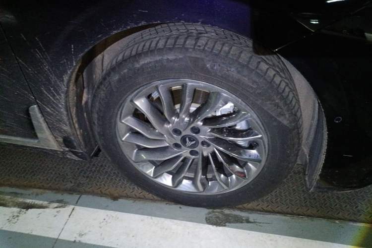 Used VOYAH Dream 2024 PHEV Ultra-Long Range Flagship Edition Right Front Wheel Hub