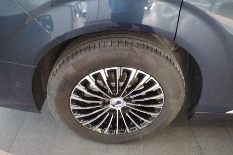 Used Denza D9 2025 DM-i Intelligent Drive 1020 Four-Wheel Drive Flagship Model
