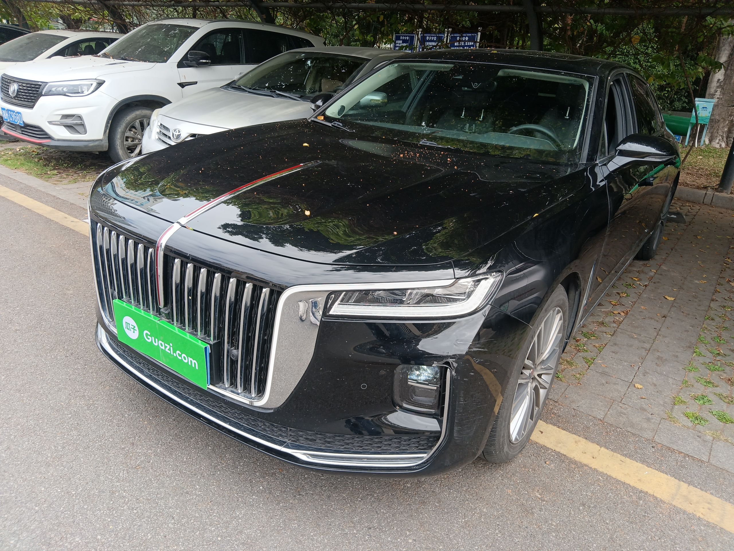 تحت مقدمة السيارة