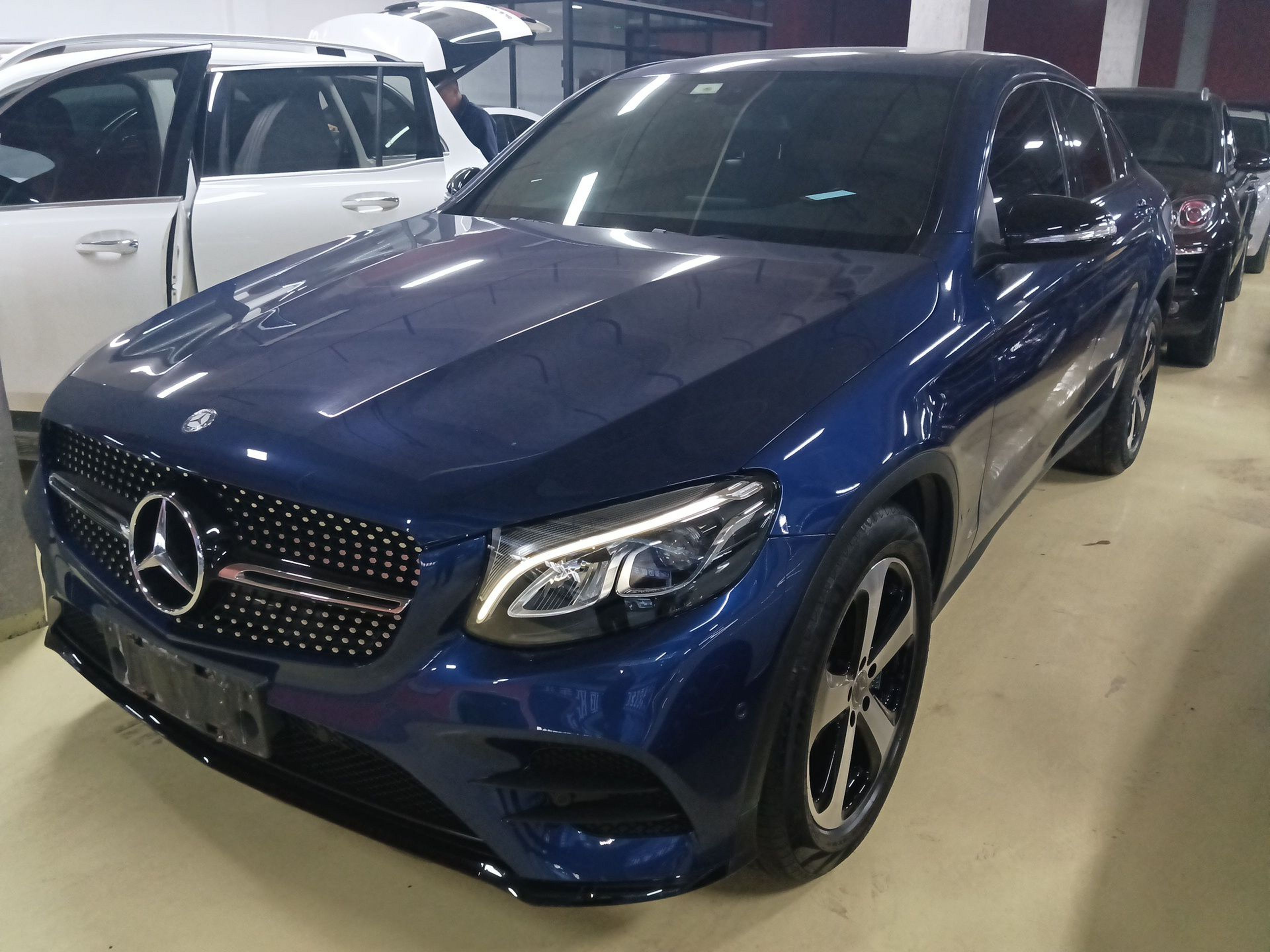 Под передней частью автомобиля