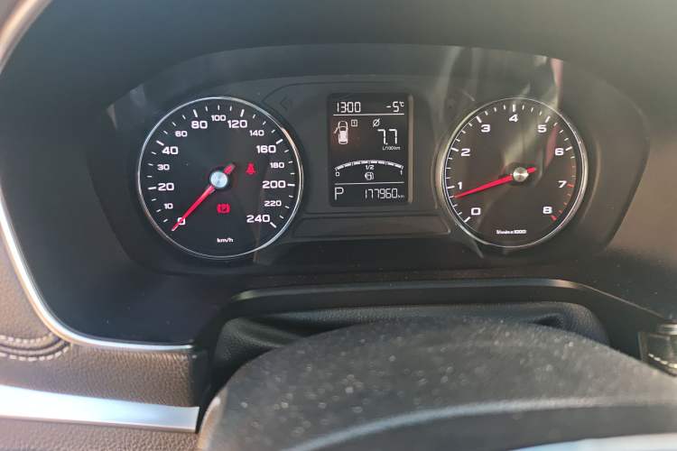 Used Roewe RX5 2016 20T Two-Wheel Drive Automatic Internet Smart Edition
