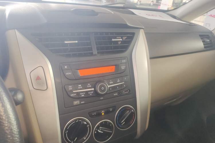 Used Venucia R50 2014 1.6L Automatic Splendid Edition
