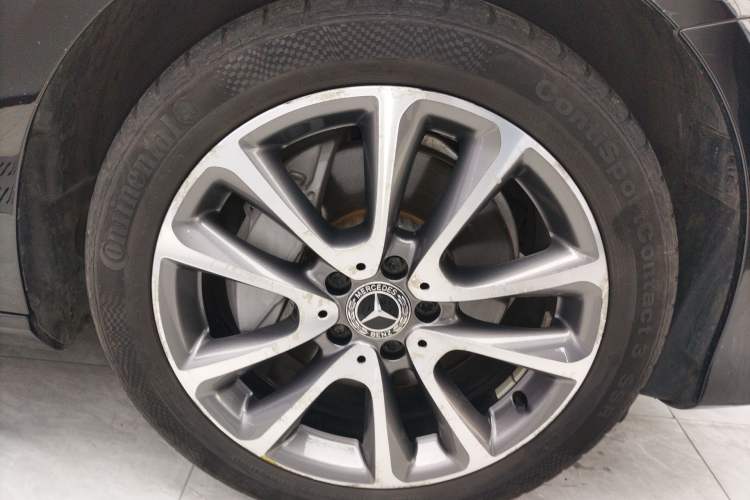 Used Mercedes-Benz E-Class 2018 Facelifted E 300 L Stylish Version Right Front Wheel Hub