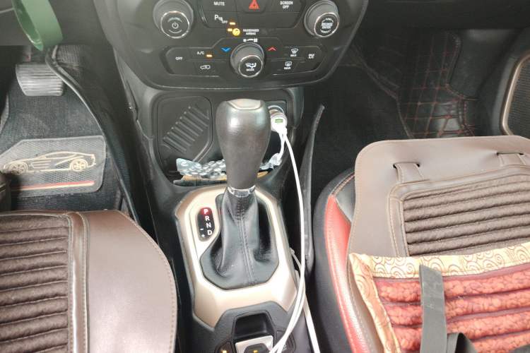 Used Jeep Renegade 2018 Connected Large Screen Version 180T Automatic High-Energy Edition Gear Lever