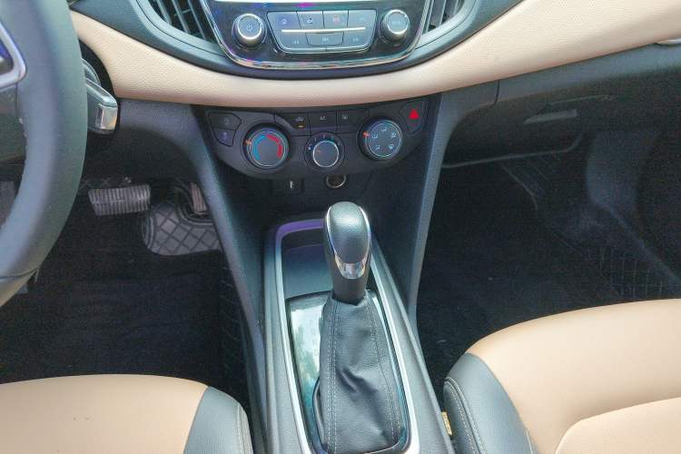 Used Chevrolet Monza 2020 320 Automatic Enjoyment Edition Gear Lever