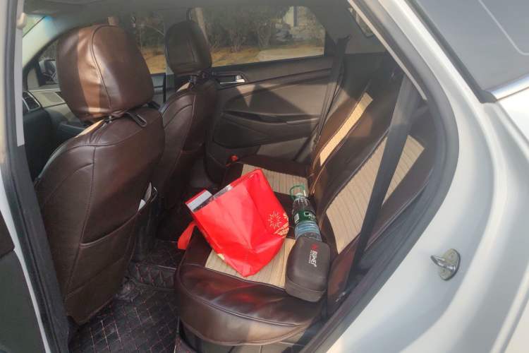 Used Hyundai Tucson 2015 2.0L Automatic Two-Wheel Drive Smart Version Left Rear Seat