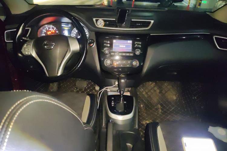 Used Nissan Qashqai 2016 2.0L CVT Luxury Edition Center Console