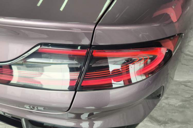 Used Xiaomi Auto SU7 2024 Rear-Drive Long-Range Intelligent Driving Version Right Rear Taillight