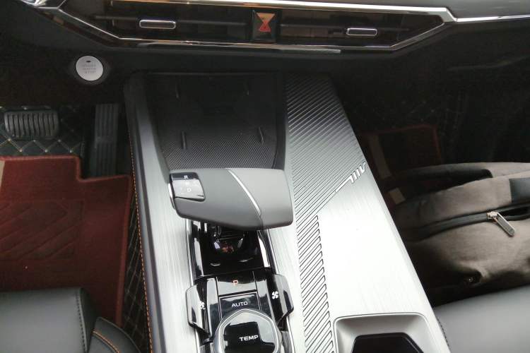 Used CHANGAN OSHAN Z6 2023 Blue Whale 1.5T DCT Smart-Led City Edition Gear Lever