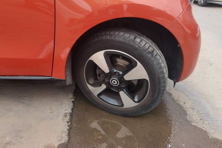 Used smart forfour 2018 1.0L 52kW Passion Edition Right Front Wheel Hub