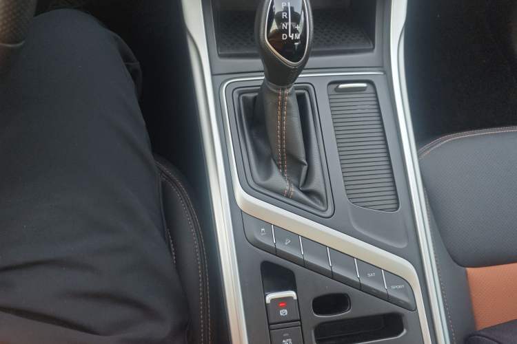 Used Geely Auto Vision X6 2019 1.4T CVT 4G Connected Luxury Version China VI Standard Gear Lever