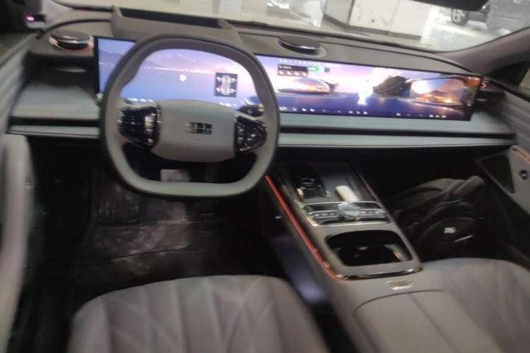 Used Geely Galaxy E8 2025 700 km Long-Range Intelligent Driving Version Center Console