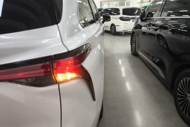 Used Toyota Sienna 2023 2.5L Hybrid Luxury Edition