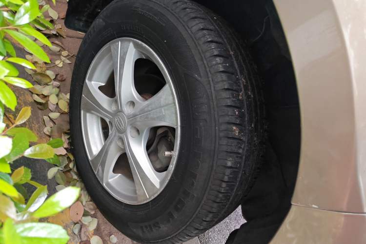 Used Jonway A380 2012 Revised Version 1.6L Manual Standard Edition Right Front Wheel Hub