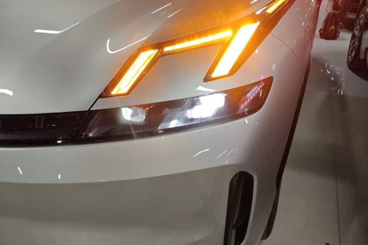 Used Lynk & Co 08 EM-P 2023 120km Long-Range Halo
