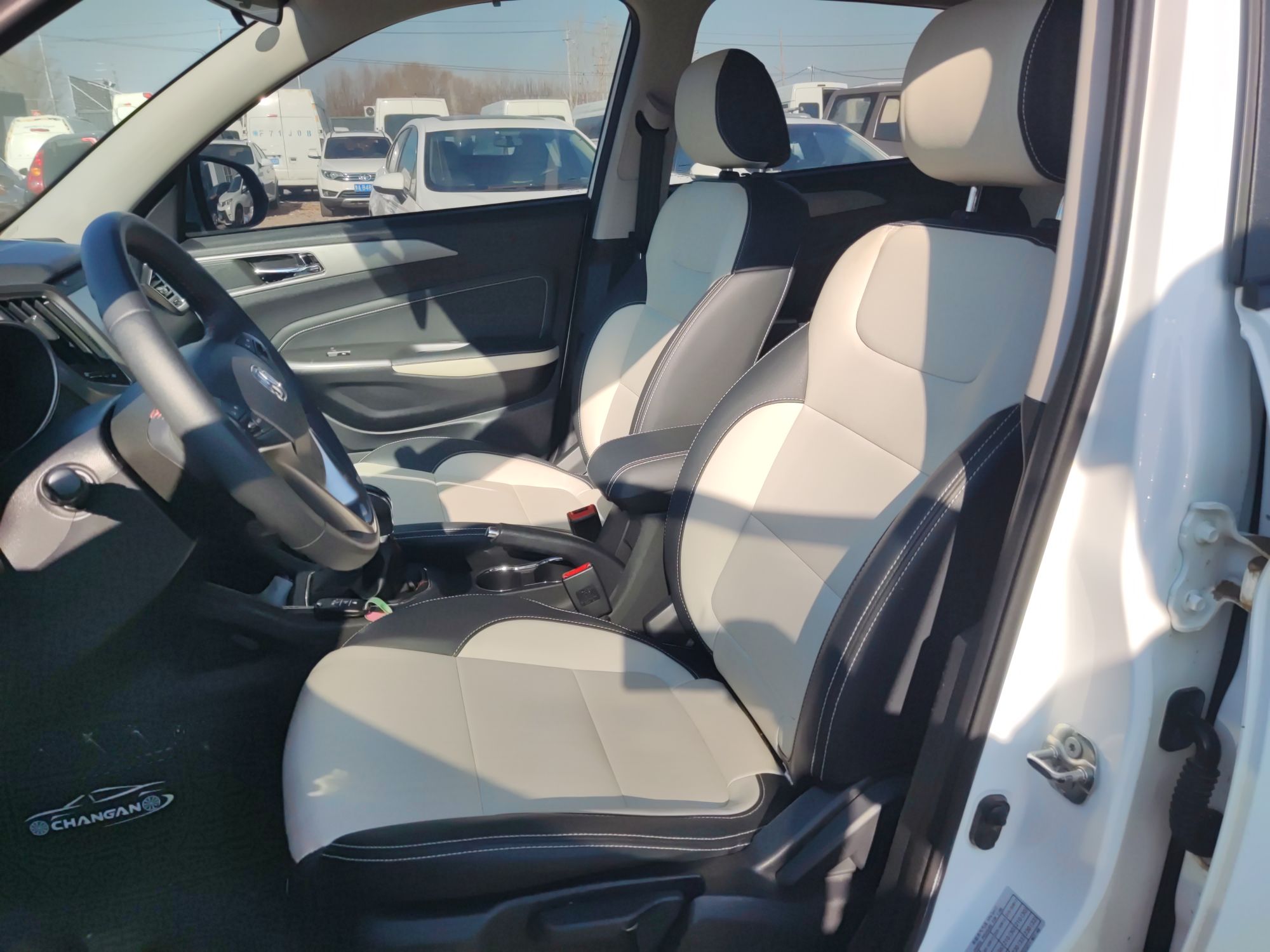 المقاعد الأمامية داخل السيارة