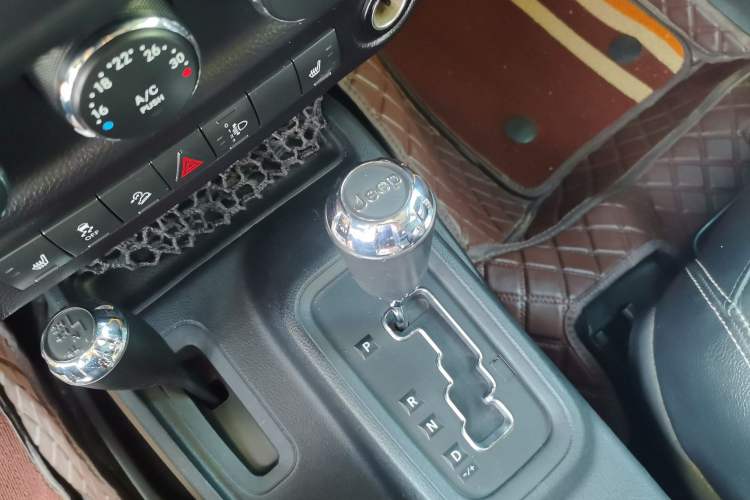 Used Jeep Wrangler 2015 3.6L Rubicon Four-Door Comfort Edition Gear Lever