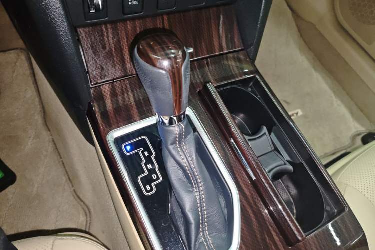 Used Toyota Camry 2016 Dual-Engine 2.5 HG 10th Anniversary Deluxe Navigation Edition Gear Lever