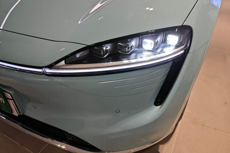 Used Hima Luxeed R7 2024 All-Electric 802 km Max Left Front Headlight