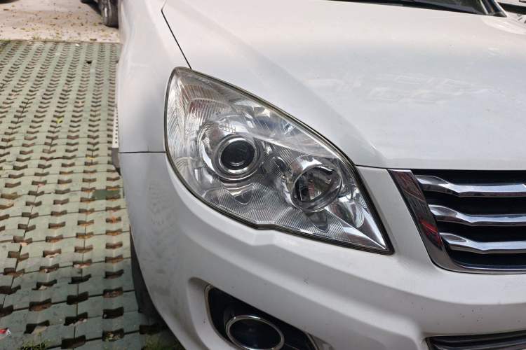 Used Haval H6 2015 Upgraded Model 1.5T Manual Two-Wheel Drive Elite Version Right Front Headlight