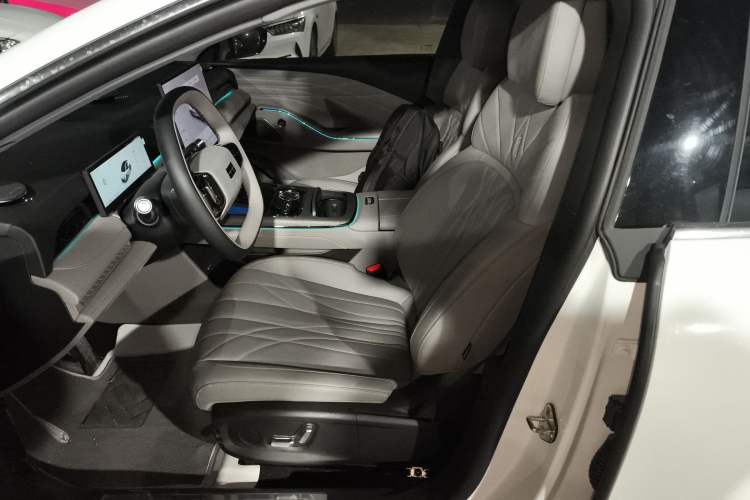 Used Geely Galaxy Galaxy 8 2025 130km EM-i Prestige Edition
