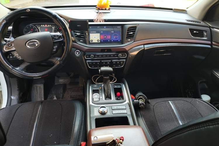 Used GAC Trumpchi GS8 2017 320T Four-Wheel Drive Luxury Smart Connectivity Version (7 Seats) Center Console