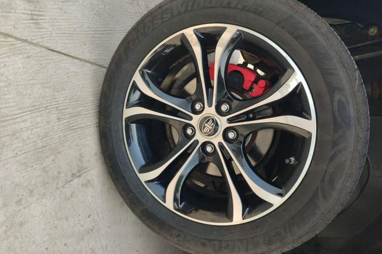 Used FAW Senya R7 2016 1.6L Automatic Prestige Model Right Rear Wheel Hub