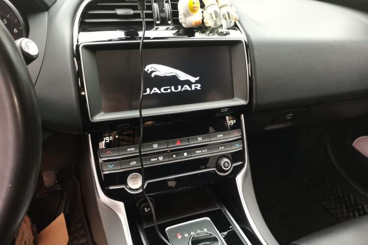 Used Jaguar XEL 2019 2.0T 200 PS Elite Edition Audio And AC Panel