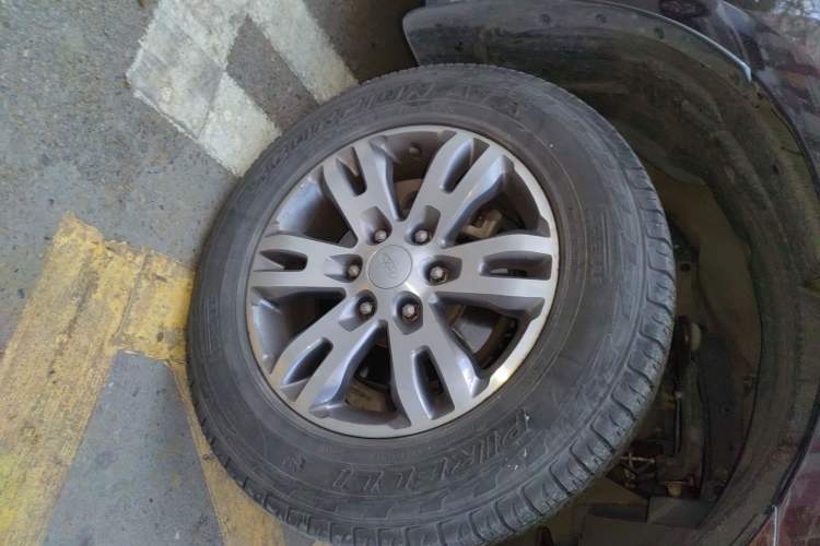 Used Ford Everest 2016 2.0T Gasoline Automatic 4x4 Luxury Edition Right Front Wheel Hub