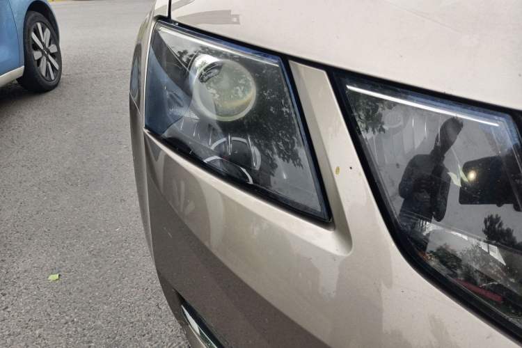 Used Skoda Octavia 2019 1.5L Automatic Smart Drive Luxury Edition China VI Standard Right Front Headlight