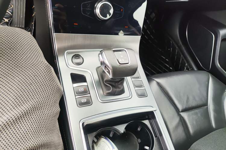 Used Hongqi H5 2022 Classic Model Facelift 1.8T Automatic Smart Connect Flagship Edition Gear Lever