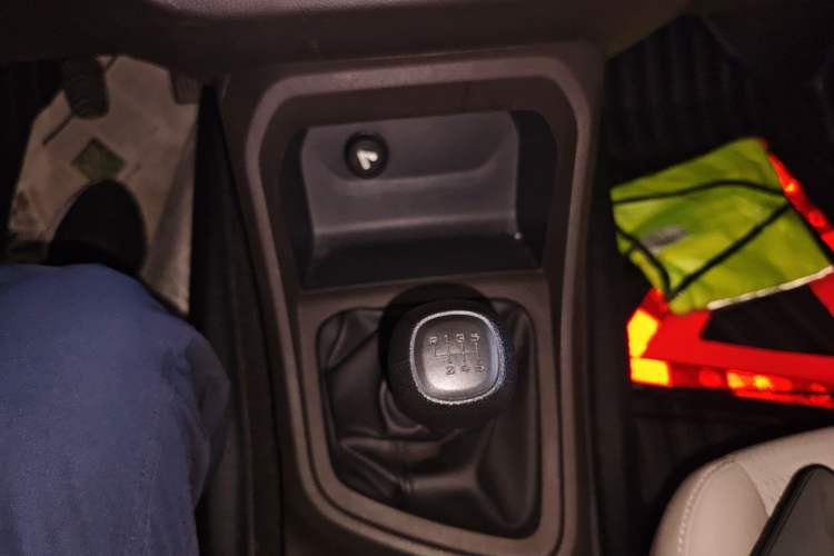 Used Wuling Hongguang V 2022 1.5L Jingqu Edition Enclosed-Window Vehicle with Electric Power Steering LAR Gear Lever