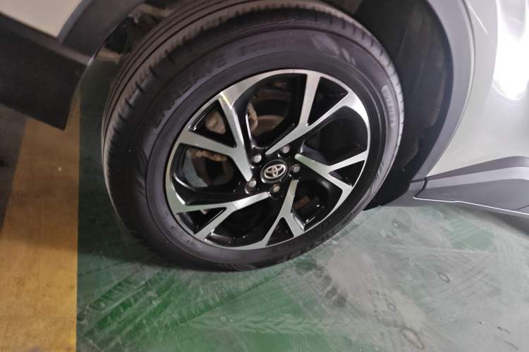 Used Toyota C-HR 2018 2.0L Luxury Sunroof Version China VI Standard
