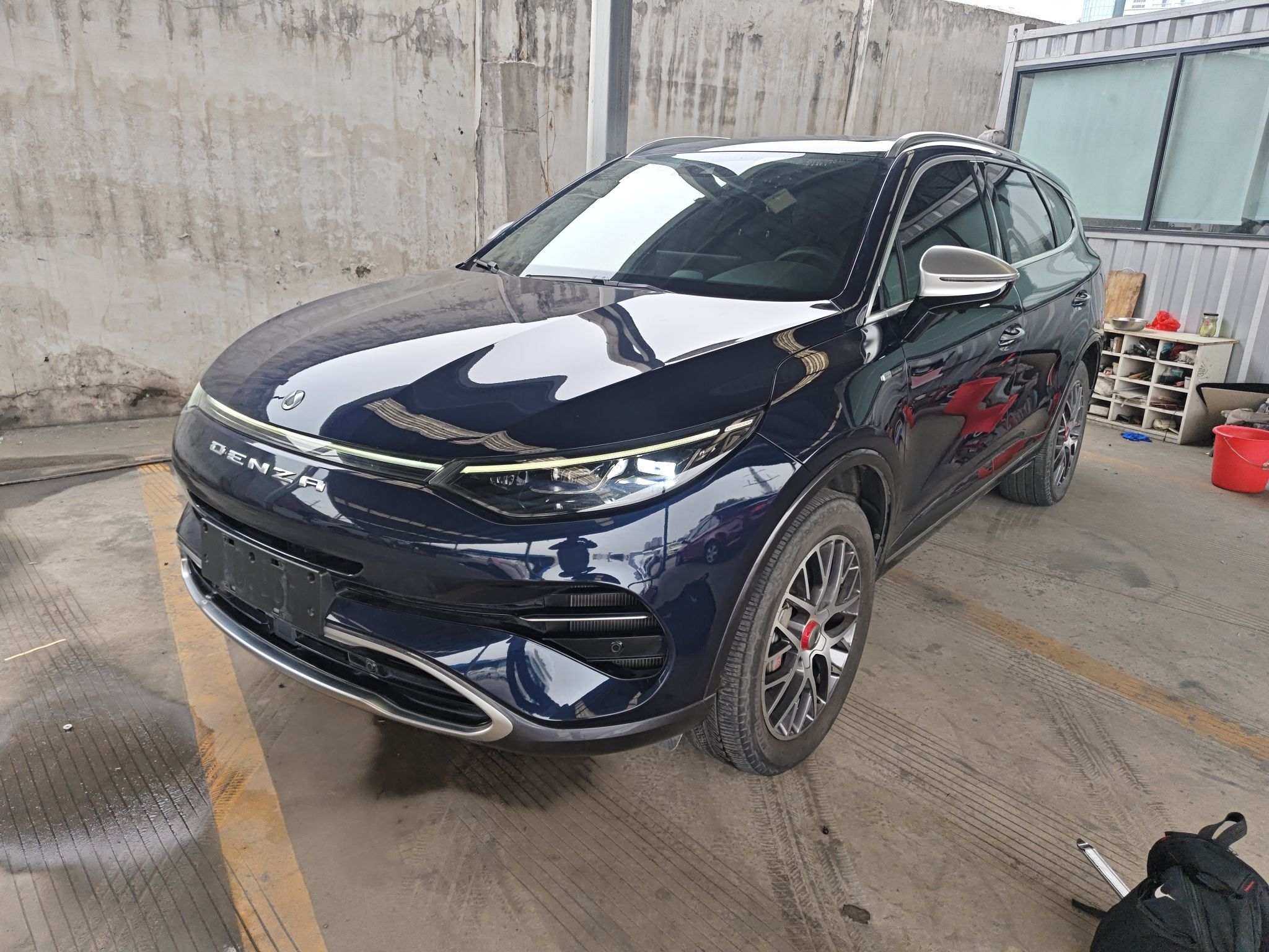 Под передней частью автомобиля