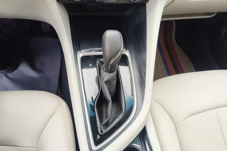 Used Buick GL6 2018 18T 6-Seater Elite Model Gear Lever