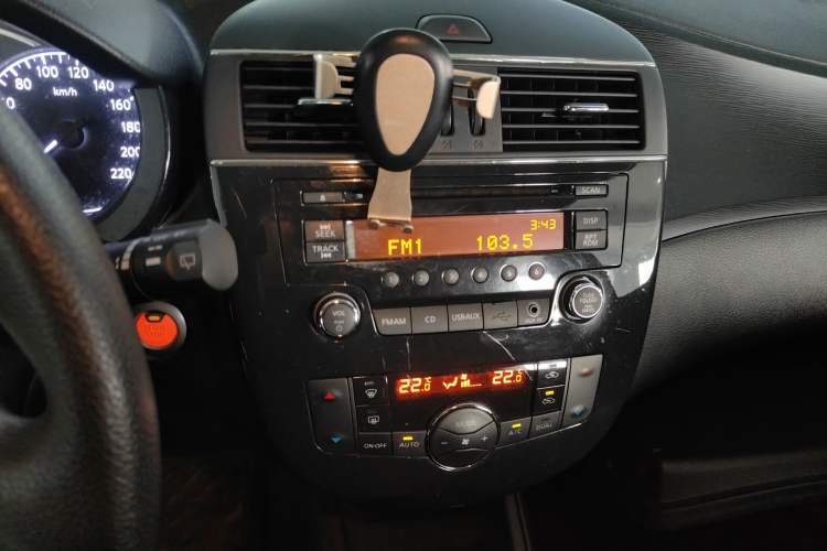 Used Nissan Tiida 2014 1.6L CVT Smart Model Audio And AC Panel