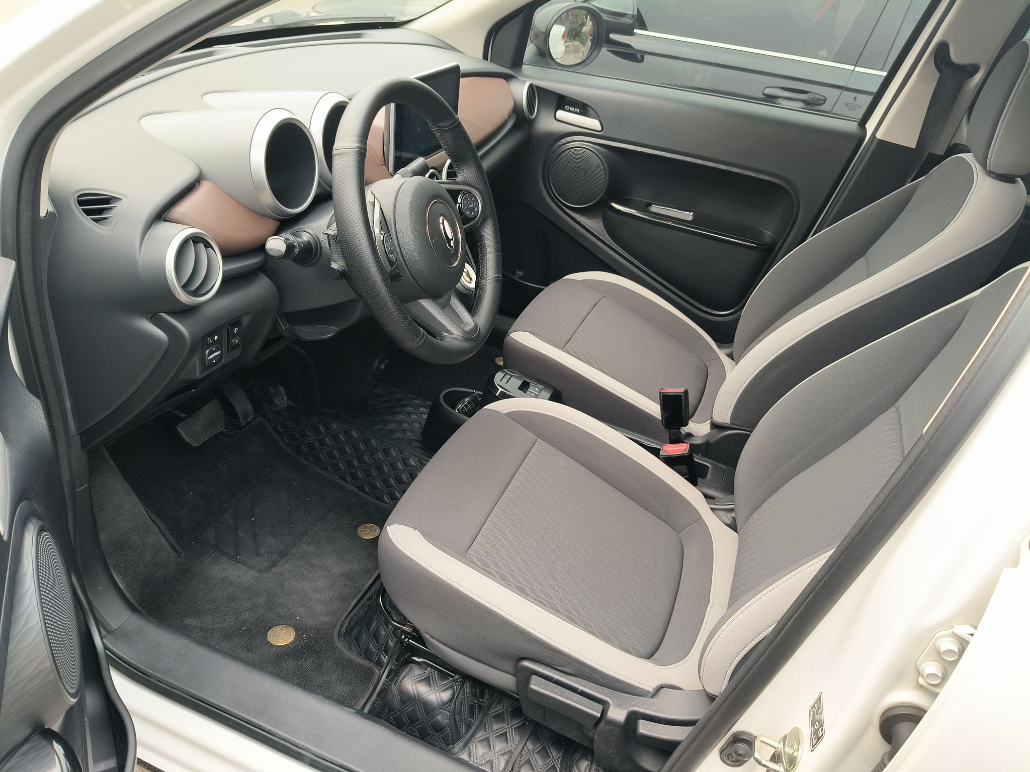 المقاعد الأمامية داخل السيارة