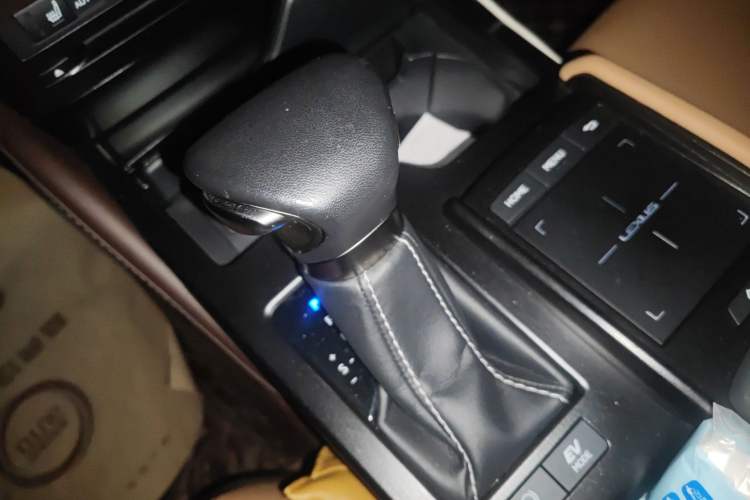 Used Lexus ES 2020 300h Premier Edition Gear Lever