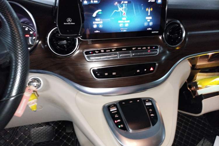 Used Mercedes-Benz V-Class 2021 V 260 Avantgarde Edition Audio And AC Panel