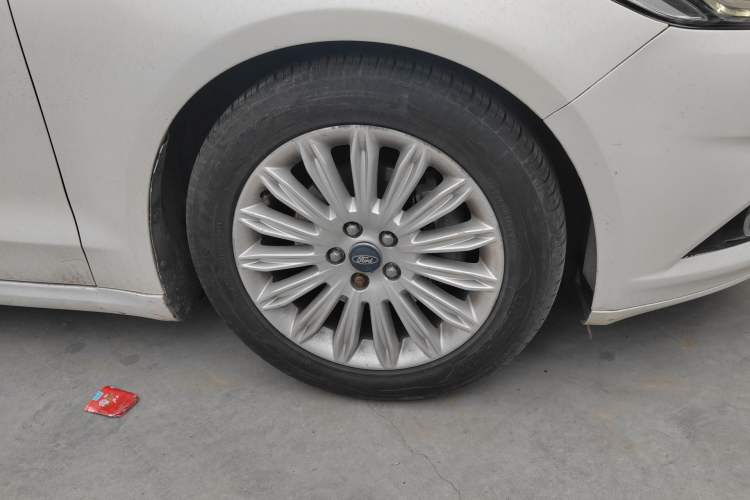 Used Ford Mondeo 2013 2.0L GTDi 200 Luxury Model Right Front Wheel Hub