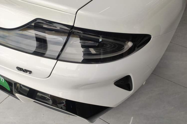 Used Xiaomi Auto SU7 2024 Rear-Drive Ultra-Long Range Advanced Pro-Level Intelligent Driving Version Right Rear Taillight