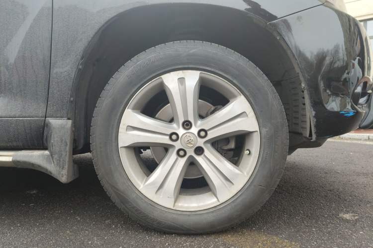 Used Toyota Highlander 2011 2.7L Two-Wheel Drive 7-Seater Luxury Edition Right Front Wheel Hub