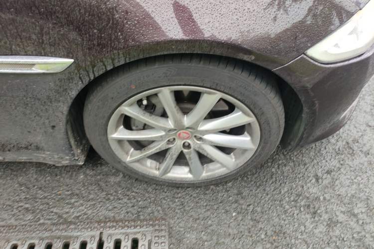 Used Jaguar XJ 2014 XJL 3.0 SC Four-Wheel Drive Panoramic Business Edition Right Front Wheel Hub