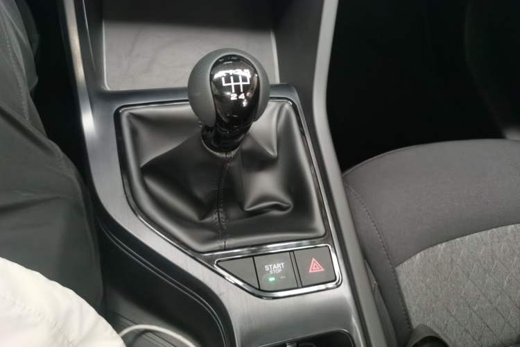 Used Roewe i5 2023 1.5L Manual Comfort Edition Gear Lever