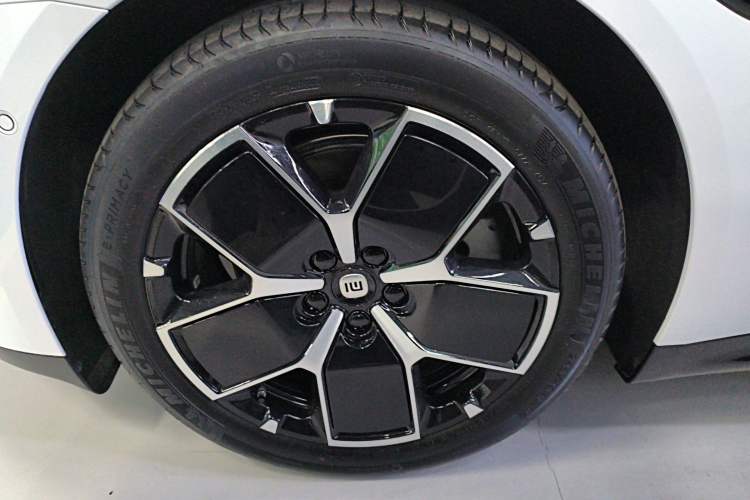 Used Xiaomi Auto SU7 2024 Rear-Drive Ultra-Long Range Advanced Pro-Level Intelligent Driving Version Left Front Wheel Hub