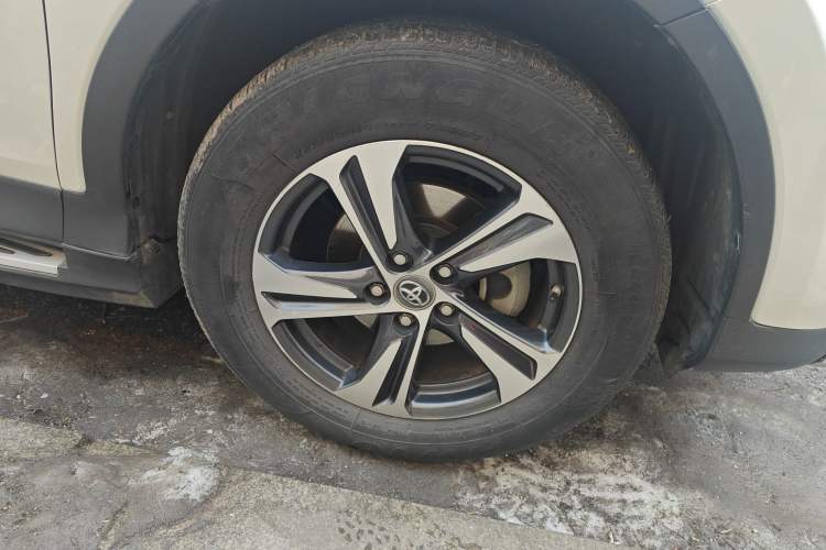 Used Toyota RAV4 2015 2.0L CVT Two-Wheel Drive Fashion Edition Right Front Wheel Hub