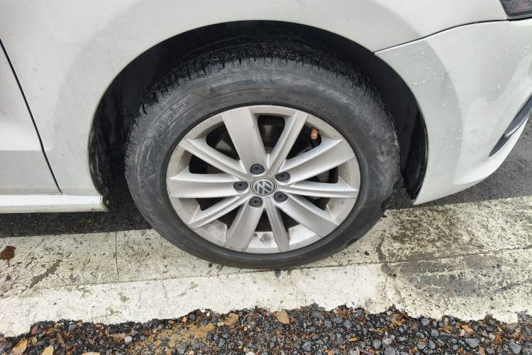 Used Volkswagen Polo 2014 1.6L Automatic Comfort Edition Right Front Wheel Hub