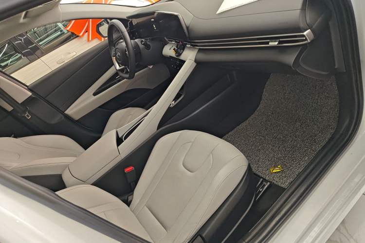 Used Hyundai Elantra 2021 1.5L CVT LUX Prestige Edition Right Front Seat