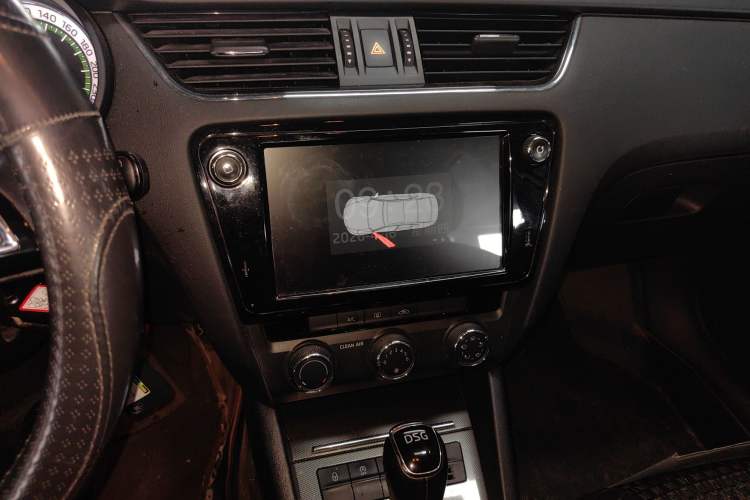 Used Skoda Octavia 2018 Station Wagon TSI230 DSG Luxury Edition Audio And AC Panel