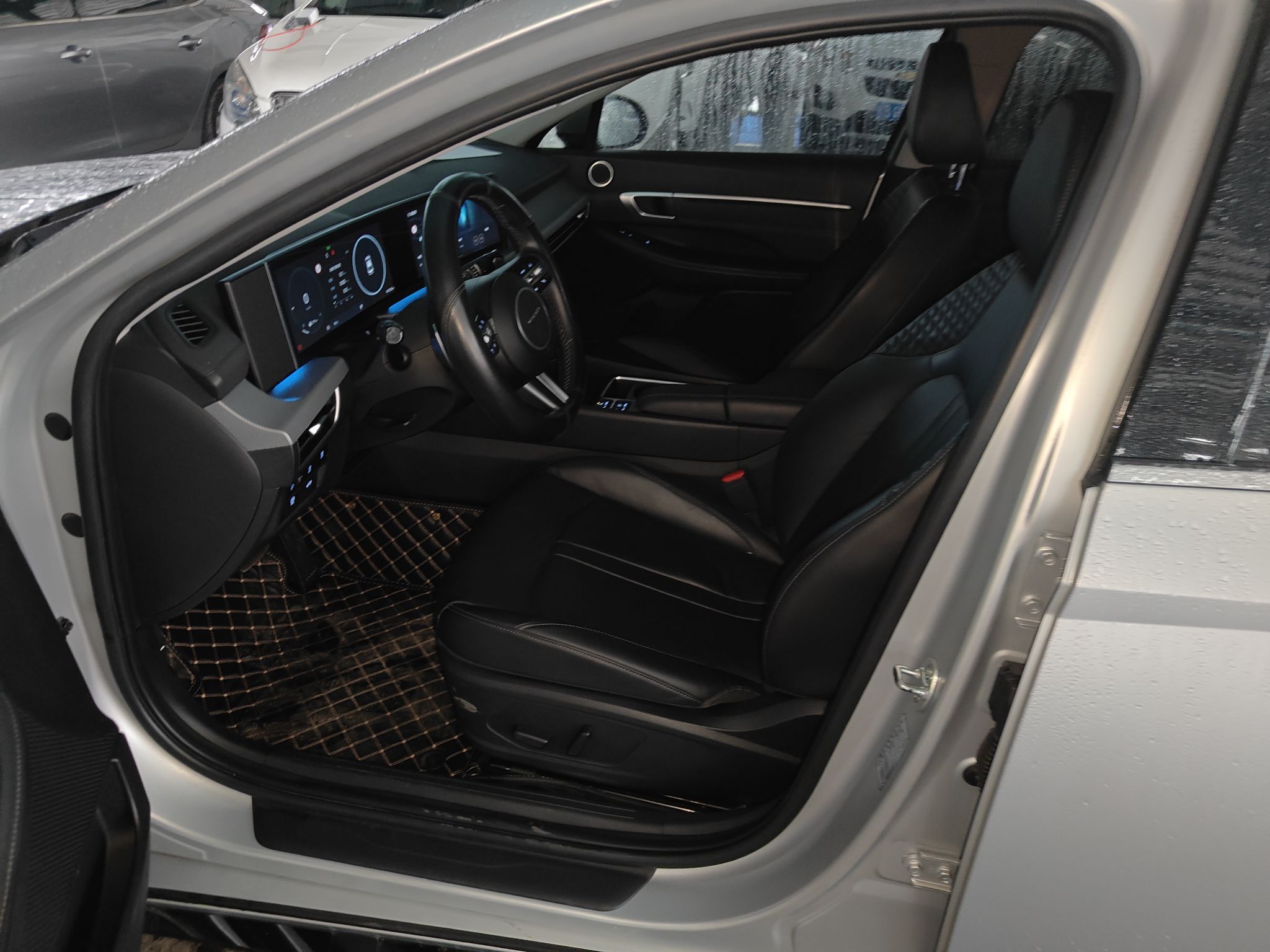 المقاعد الأمامية داخل السيارة